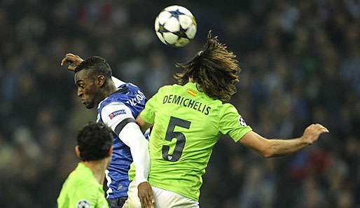 Malagas Martin Demichelis (r.) im Kopfballduell mit Jackson Martinez