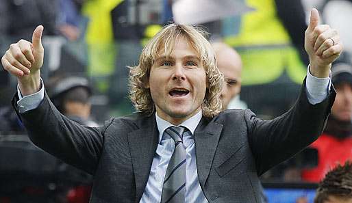 Beide Daumen hoch für die Bayern. Pavel Nedved hat großen Respekt vor dem Gegner aus München