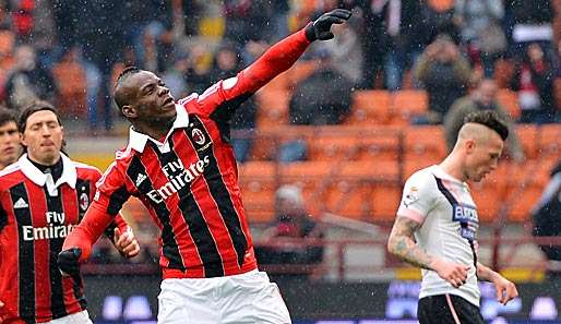 Mario Balotelli (M.) schoss Palermo mit seinem Doppelpack im Alleingang ab