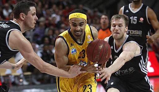 Alba Berlin mit Dashaun Wood (M.) setzten sich in einem packenden Spiel knapp durch