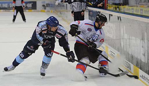 Rechtsaußen Dusan Frosch (r.) spielt künftig für die Iserlohn Roosters