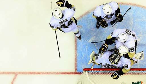 Die Penguins bedanken sich bei Goalie Tomas Vokoun, der in New York 33 Paraden auspackte