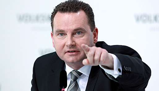 VW-Aufsichtsratsmitglied Stephan Grühsem zeigt die neue Richtung der Wölfe an