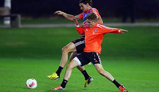 Patrick Weihrauch (vorne) bekam es im Trainingslager unter anderem mit Daniel van Buyten zu tun