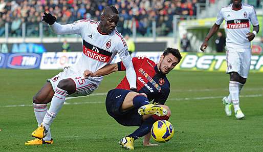 Balotelli (l.) im Serie-A-Spiel gegen Caglari im Problemstadion Stadio Is Arenas