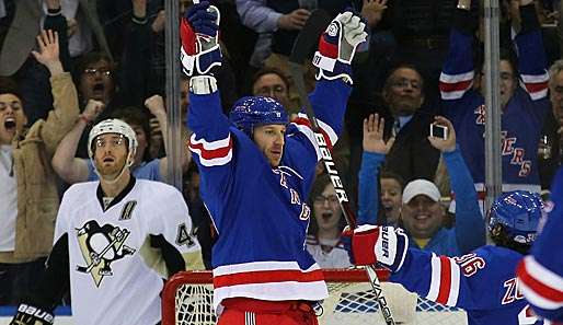 Rangers-Neuzugang Ryane Clowe (M.) feierte mit zwei Treffern und einem Assist ein Traumdebüt