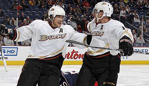Teemu Selänne (l.) und Saku Koivu dominieren mit Anaheim die Pacific Division der NHL