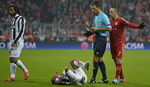 Andrea Pirlo (l.) findet solche Fouls wie von Franck Ribery (r.) nicht außergewöhnlich