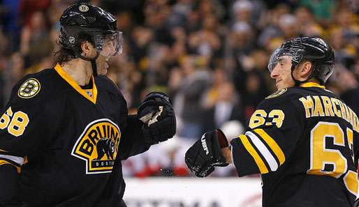 Seidenberg "schlug" mit 3 Scorerpunkten gar Jagr (l.) und den Doppeltorschützen Marchand (r.)