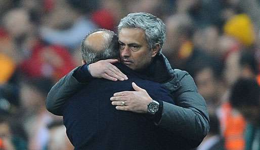 Jose Mourinho (r.) gratuliert Fatih Terim und seiner Truppe zu der Leistung im CL-Viertelfinal-Rückspiel