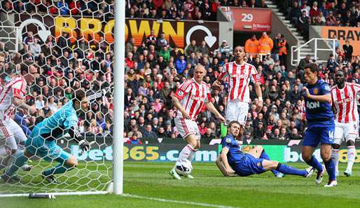 Hat den Durchblick: Michael Carrick (am Boden) erzielt das 1:0 für ManUnited in Stoke