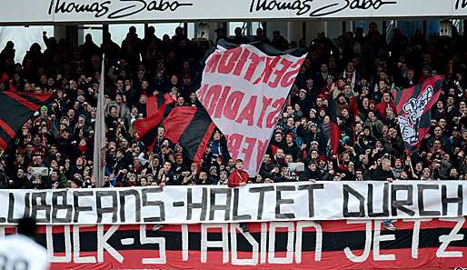 Gute Stimmung in der Kurve der 1. FC Nürnberg Fans