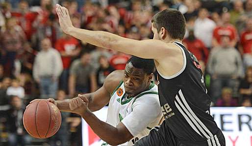 Athen-Star Marcus Banks (l.) im Zweikampf mit Bambergs Daniel Schmidt