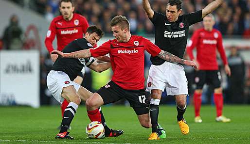 Der Isländer Aron Gunnarsson (m.) und Cardiff City spielen nächstes Jahr in der Premier League