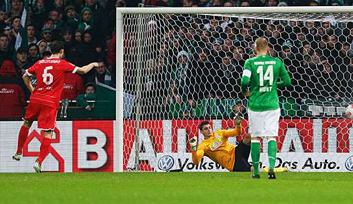 Jens Langeneke (l.) gilt als einer der sichersten Elfmeterschützen der Bundesliga