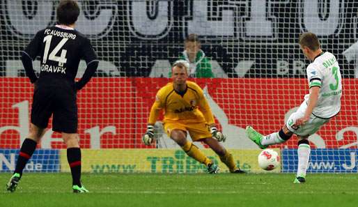 Souverän verwandelt: Filip Daems (r.) versenkt den Elfmeter zum 1:0 für Gladbach