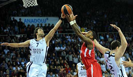 Die Gründe, warum Sasha Vujacic (l.) vor dem wichtigen Spiel suspendiert wurde, sind bisher unklar