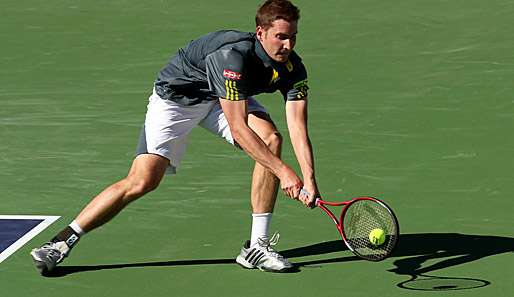 Florian Mayer muss sich beim ATP-Turnier in Bukarest strecken, gewinnt aber in drei Sätzen