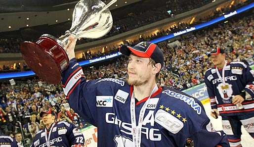 Frank Hördler, hier bei der Meisterfeier der Eisbären Berlin, wird dem DEB gegen die Schweiz fehlen