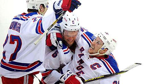 Ryan Callahan (r.) erlöst die New York Rangers in der Overtime gegen die Carolina Hurricanes