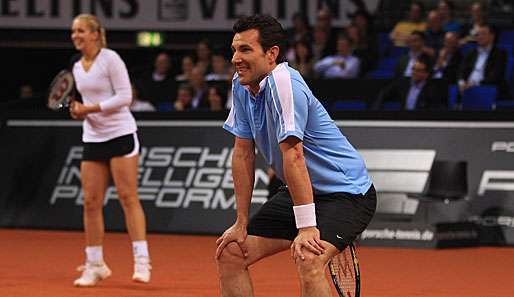 Charly Steeb (hier bei einem Schaukampf mit Sabine Lisicki) sieht Nachholbedarf im Männerbereich   