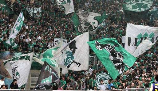 Die Fans von Panathinaikos Athen haben in der Arena wiederholt Feuerwerkskörper gezündet