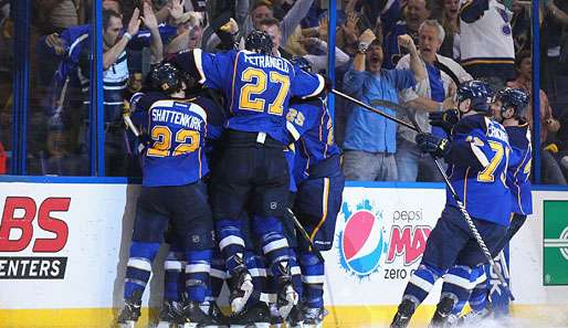 Die St. Louis Blues bejubeln ihren OT-Sieg in Spiel 1 gegen die L.A. Kings
