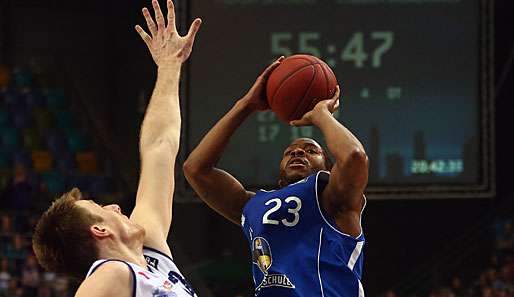 Quantez Robertson (r.) von den Skyliners bekommt mit Merz einen neuen Guard an seine Seite 