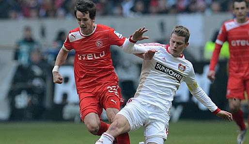 Robbie Kruse (l.) und Lars Bender (r.) werden in der kommenden Saison das gleiche Trikot tragen