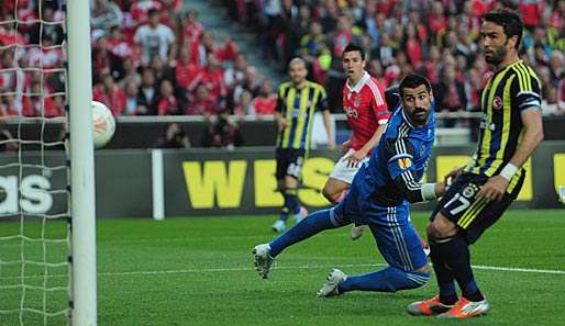 Nicolas Gaitan (hinten) brachte Benfica gegen Fenerbahce früh in Führung