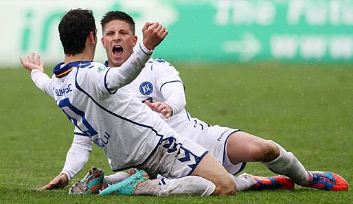 Hakan Calhanoglu (l.) ließ den Karlsruher SC in der Schlussphase jubeln