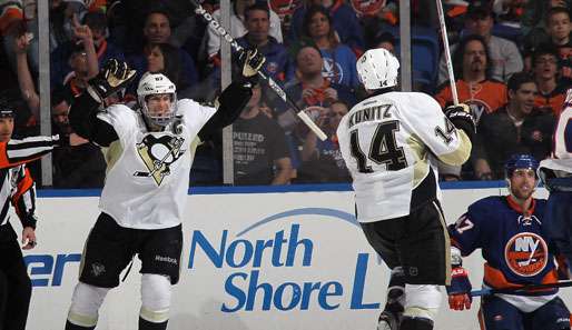 Diebische Freude bei den Pens: Sidney Crosby (l.) feiert mit dem Overtime-Torschützen Chris Kunitz