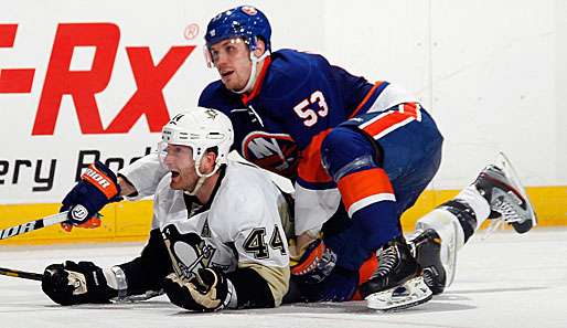 Ein Bild mit Symbolcharakter: New Yorks Casey Cizikas über Pittsburghs Brooks Orpik