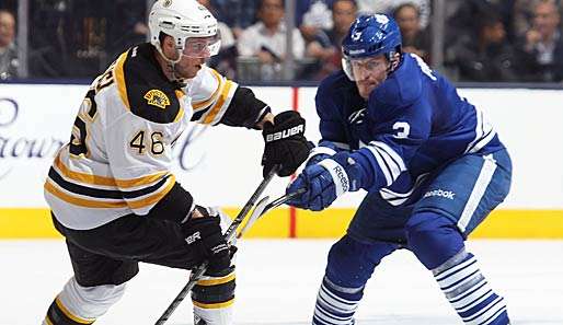 David Krejci (l.) besiegte die Toronto Maple Leafs quasi im Alleingang