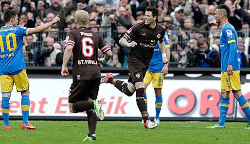 Daniel Ginczek (2. v. r.) eröffnete mit seinem Tor das Pauli-Schützenfest gegen Braunschweig