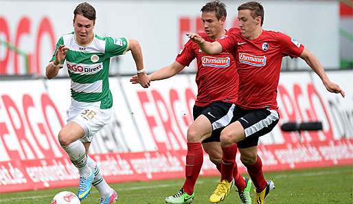 Freiburg siegt 2:1  dank Max Kruses (r.) spätem Treffer in Fürth