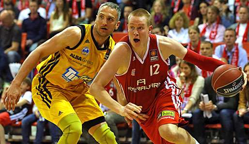 Bayern-Spieler Robin Benzing (r.) und Alba-Akteur Sven Schultze im Viertelfinal-Spiel der BBL