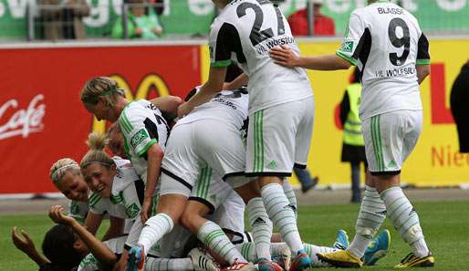 Die Fußballerinnen des VfL Wolfsburg feiern die erste Meisterschaft der Klubgeschichte ausgiebig