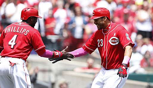 Donald Lutz (r.) feiert seinen Homerun mit Teamkollege Phillips von den Cincinnati Reds