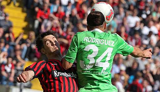 Es war nicht der Tag von Srdjan Lakic (l.). Hier verliert er das Kopfballduell gegen Rodriguez 