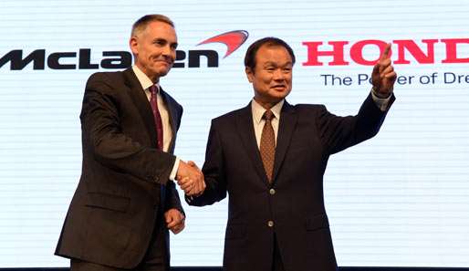 Martin Whitmarsh(l.) und Takanobu Ito(r.) verkünden den Deal auf einer Pressekonferenz