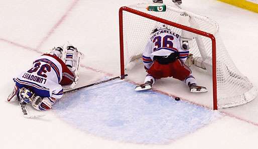 Henrik Lundqvist und Mats Zuccarello nach dem Game-Winner der Bruins