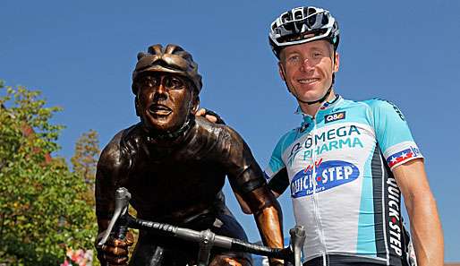 Levi Leipheimer neben einer Statue in den USA, die ihn selbst präsentiert