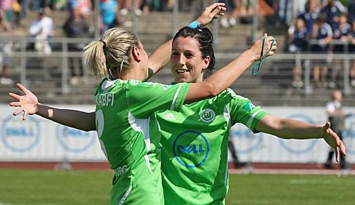 Verena Faißt (r.) hat mit dem VfL Wolfsburg in dieser Saison das Double gewonnen 