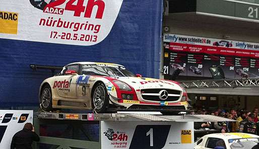 Der siegreiche Black Falcon Mercedes bei der Siegerehrung 
