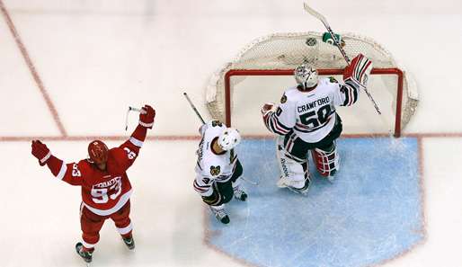 Johan Franzen (l.) bejubelt seine Vorlage zum 3:1 Detroits gegen Chicago durch Pavel Datsyuk