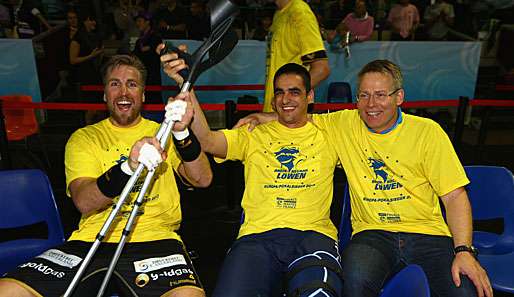 Zarko Sesum (m.) konnte nach dem Sieg im EHF-Pokal schon wieder lächeln