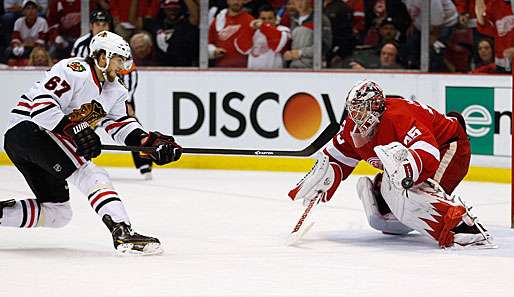 Blackhawk Michael Frolik besorgte gegen Red-Wings-Goalie Jimmy Howard die Entscheidung