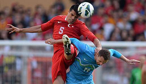 Gökhan Zan (l.) war in diesem Falle obenauf. Am Ende siegten aber Novakovic und die Slowenen