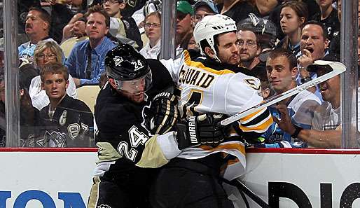 Matt Cooke knallt Adam McQuaid in die Bande - zwischen den Pens und den Bruins ging es hoch her 